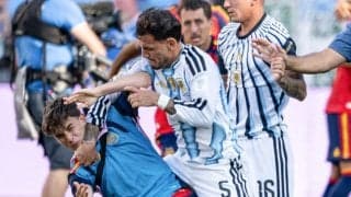 「二度とピッチに立つべきではない」乱闘騒ぎを起こしたアルゼンチン選手に批判殺到「なぜこれほどまでに攻撃的なのか」【W杯】