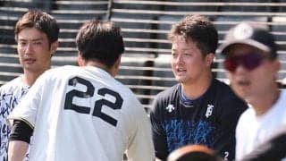 でかっ！阪神・藤川監督が見上げながらグータッチ　身長２０３センチのＤｅＮＡレイノルズが球宴出場のあいさつ→角度のある投球も納得の身長差