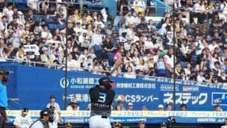 【ロッテ】今季限りで現役引退表明の角中勝也　打席でも大歓声　進塁打で追加点につなげる