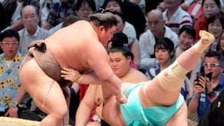 カド番の大関・琴桜が５敗目で再び黒星先行　上手投げに足がついていかず