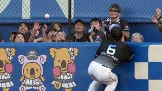 【ロッテ】西川史礁が右翼フェンス激突　担架で運ばれる　球場騒然