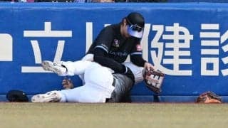 ロッテ・西川がフェンスに激しく衝突　ブルーシートで隠されながら担架で運ばれて退場、負傷交代　球場騒然