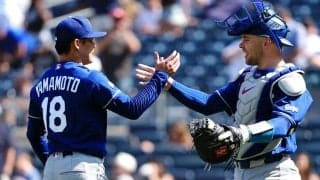 山本由伸を抱き寄せた人物の「表情をご覧よ」　ファン発見、本人よりも「嬉しそう」
