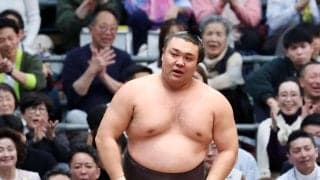綱とり霧島２敗目「勢いでいって最後やられた」美ノ海に突き落とされ土俵際で逆転許す