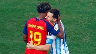 【Ｗ杯】連覇を逃したメッシが涙　試合後にサポーターが絞り出したチャントに込められた意味は…担当記者が「見た」