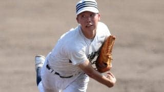 伝統の3本線の帽子を手に「いつか指導者で戻る」　市岡の井上投手
