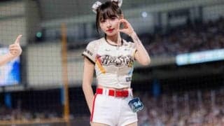 奇跡のチアが大胆衣装で応援「かわいい！」　交際噂のイケメン野手と“イチャイチャ”