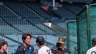 【阪神】DeNA藤浪晋太郎が藤川球児監督にあいさつ　元同僚で通じ合った仲、豪快に笑う