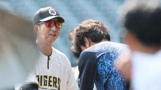 ＤｅＮＡ・藤浪晋太郎が阪神・藤川監督にあいさつ　先輩が満面に笑みを浮かべて出迎えガッチリ握手　藤浪は２２日に古巣相手に初先発