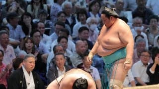 カド番の琴桜が５勝目で星を五分に　祖父が横綱同士の対戦で、王鵬に勝つ