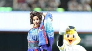 【ソフトバンク】藤原紀香、妖艶な衣装でノーバン投球「初めてミットにボールが届きました」