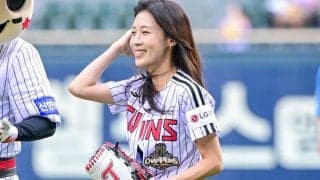14連勝レ軍に朗報…「あまりに美しい」48歳人気女優が降臨　話題の豪快投球「女神爆誕」