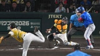 阪神　坂本誠志郎にアクシデント　ワンバウンドした投球が右手に直撃でベンチ裏で治療　数分後に再びグラウンドへ