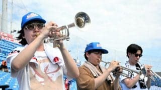 プロも駆けつけ応援演奏　聖パウロ学園のスタンドに、技光る音色
