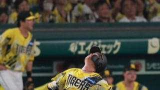 【阪神】森下翔太が右人差し指回す「ホームラン」ジェスチャー　牧秀悟の大飛球が風で戻され