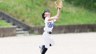難しい真正面のフライを上手く捕球するには？　“得意な形”を見つける「3歩切り替え」