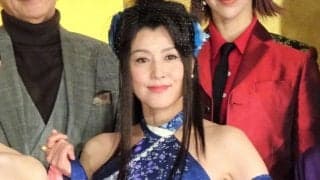 「信じられないぐらいのスタイルと美貌」人気大物女優、“ド派手衣装”でノーバウンド投球披露…「カッコ良すぎます〜」