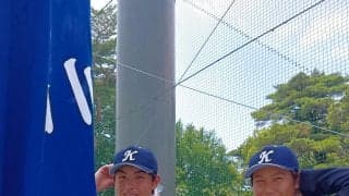 【高校野球】「暑さと風がキツイ」川口市立の控え部員２人、約20キロ団旗を振って鼓舞／埼玉