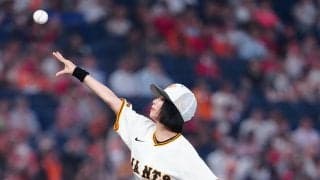 【巨人】野球上等？MEGUMIが背番号18で始球式に登場　山瀬に３バウンド投球