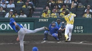 ＤｅＮＡ・藤浪晋太郎　二回２死満塁しのいでガッツポーズ！２回４９球　４人がフルカウント　４年ぶりの聖地登板で投球練習中から大歓声