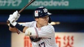 燕・中村、ファウルが顔面直撃→動けず担架で搬送　神宮騒然…ブルーシートで囲われる