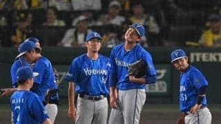 降板のＤｅＮＡ・藤浪晋太郎に甲子園全体から異例の拍手　５回途中１失点で４四球１死球　相川監督は背中をたたいてねぎらう　４年ぶりの聖地登板