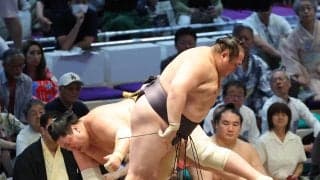 友風が引き落としで４勝目　「負け越して気持ちが吹っ切れました。だから立ち合いが良かったのだと思います」