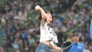 スラリ美脚の女優が始球式　なぜかプレート後方から投げノーバンならず　その場にしゃがみ込んで悔しがる