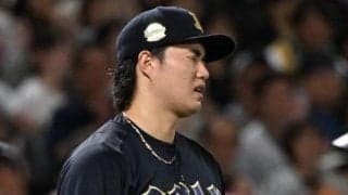 オリックス・山口　プロ初勝利の権利目前で逆転２ラン被弾　五回途中３失点で降板　悔しそうにタオルで汗を拭う