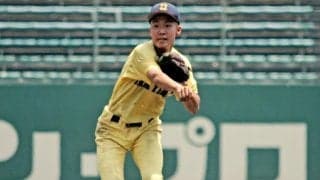 先輩への絶妙グラブトスでピンチ絶つ　岡山東商の二塁手・竹内選手