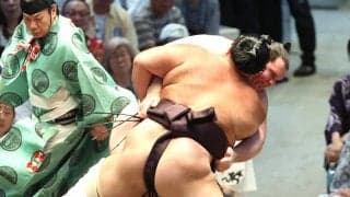 獅司“ライオン作戦”で２敗守り最多タイ１０勝　おかみさんの檄「ライオンみたいに暴れてこい」にひょう変　四つでガブッと朝乃山を豪快下手投げ