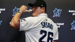 佐々木麟太郎「1日も早くメジャーへ」　マーリンズ入団会見、26番特別ユニホーム姿も