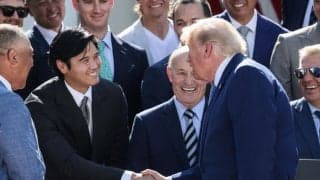 大谷翔平　大統領執務室で笑み絶えず　記念コイン＆ＵＳＡキャップ手に　昨年は緊張からか椅子に接触→噛み合わないシーンも　大統領補佐官が公開