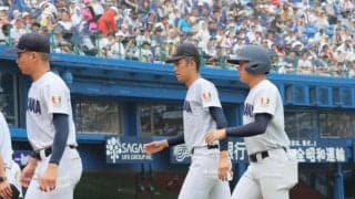 横浜　織田翔希にアクシデントか　五回表の投球練習中に右足がつったような仕草　治療経て続投→五回を懸命に抑える→右足やや引きずりながらベンチへ