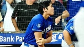 蹴られた大谷翔平が「明らかに痛そう」　右肘にまさか…同僚の“不注意”に地元紙も苦言