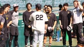 【巨人】坂本勇人、キャベッジ、浦田俊輔ら球宴出場選手が練習の前に藤川監督にあいさつ
