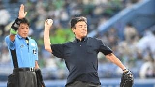 「超大物俳優が始球式に」三浦友和が神宮登場！「１６０キロ出そう」と宣言→まさかのワンバン投球に両手を膝について悔しがる「カッコヨ！」「若々しいな」