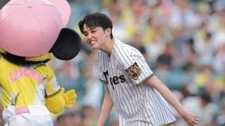 宝塚歌劇団の星組トップスター・暁千星が阪神戦始球式に登場　トップ娘役の詩ちづるが見守るもノーバン投球ならずで「３０点。練習のようにうまくいかなかった」