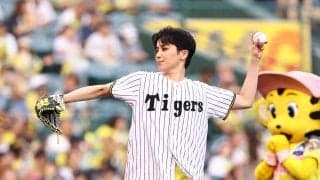 【阪神】タカラジェンヌが勝利の女神　星組トップ暁千星が黄色のパンツ姿で華麗な始球式
