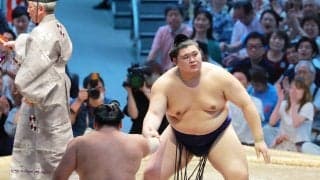 横綱・大の里が勝ち越し王手　右差し左おっつけの得意の形で尊富士に完勝　残り２日へ「しっかりと２日間やっていく」