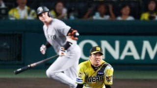 【阪神】あと１球…才木浩人ショックのあまりマウンドで立ち上がれず　佐藤輝明が抱きかかえる