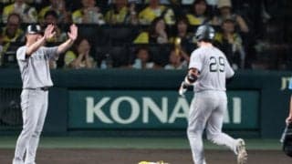 阪神・佐藤輝が座り込んだ才木の元へ　“あと１球”から逆転２ラン被弾→ショックを隠しきれない右腕に歩み寄り肩をたたく　同学年の絆が見えたシーン