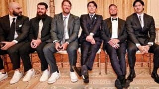 山本由伸　ホワイトハウスでのエモい集合ショット　椅子に座って背伸びで日本ファン注目「靴の裏に何か付いてるの気になる」