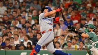 岡本和真が今季23号、1年目の日本人新記録　“大谷超え”に敵地騒然…吉田正尚の前で一発