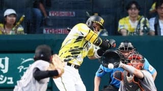 【巨人】竹丸和幸の147 キロ 直球が阪神佐藤輝明の左腕直撃　687日ぶりの死球与える