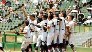 兵庫大会　社が劇的逆転勝ちで３年ぶり夏の甲子園！エース緊急降板危機を４番が一振りで救う　八回の逆転劇に山本監督「泣きそうになった」目をうるませる