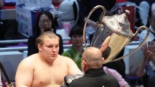 安青錦「やり切った」３場所ぶり３度目賜杯　優勝決定ともえ戦で決める　負傷乗りこえ万感　特例で大関復帰を決めた場所での賜杯は史上初　来場所へ「安青錦らしく我慢強く一番上の番付をめざしていきたい」
