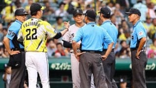【阪神】メンバー表交換では藤川監督に笑顔　前日は佐藤輝明、大城卓三が死球　わだかまりなしか