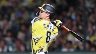 阪神・佐藤輝がバックスクリーン弾！　４０打席ぶりの一発は先制の２２号ソロ「頌樹に『たのむぞ』と言われたので気合が入りました」