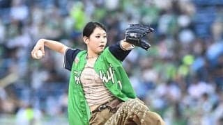 「ユニホームも捲れ上がるダイナミックなフォーム」神宮降臨の人気美女が衝撃投球で騒然　ほとばしる躍動感「跳びすぎなんよ笑」「見たことない」